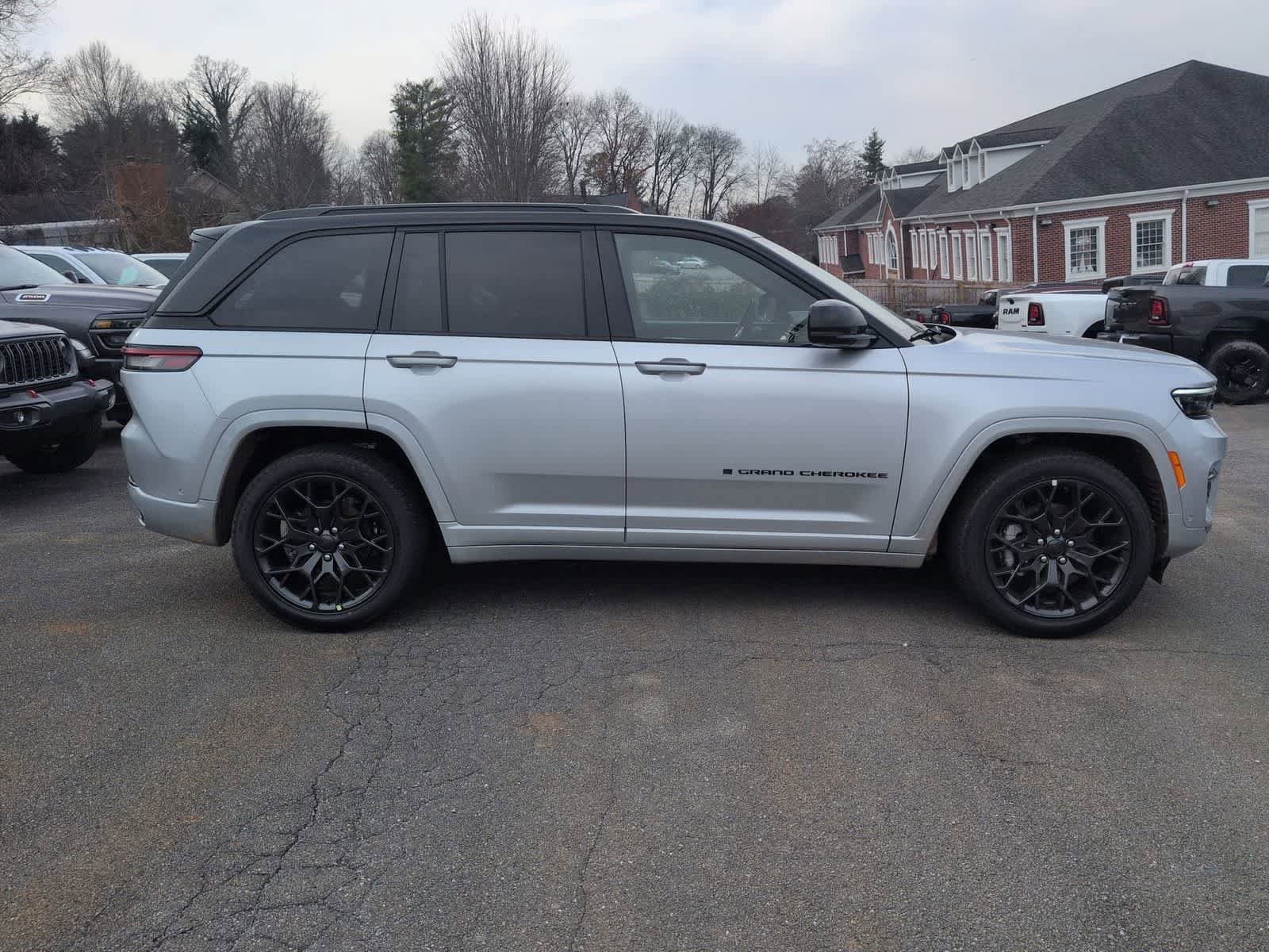New 2025 Jeep Grand Cherokee Summit w/ Obsidian Package AWD/4WD image 9
