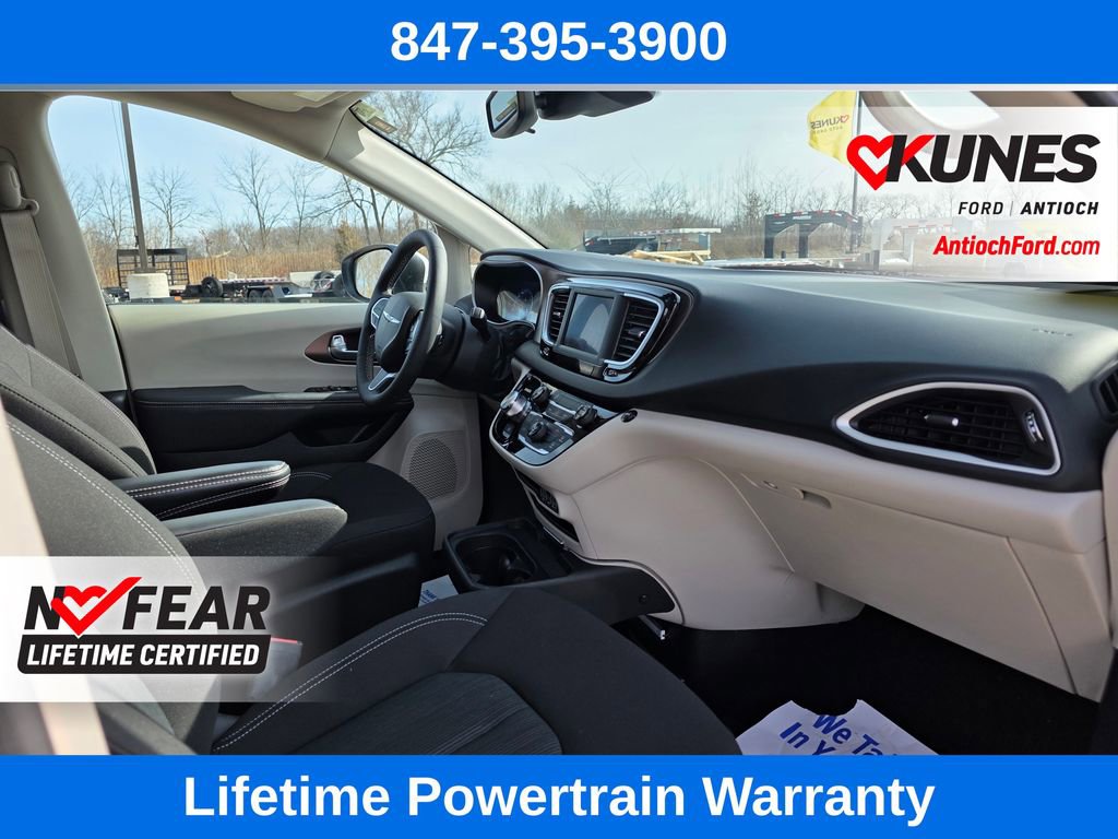 Used 2023 Chrysler Voyager LX image 28