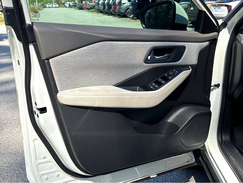 Certified 2023 Nissan Rogue SV FWD image 18