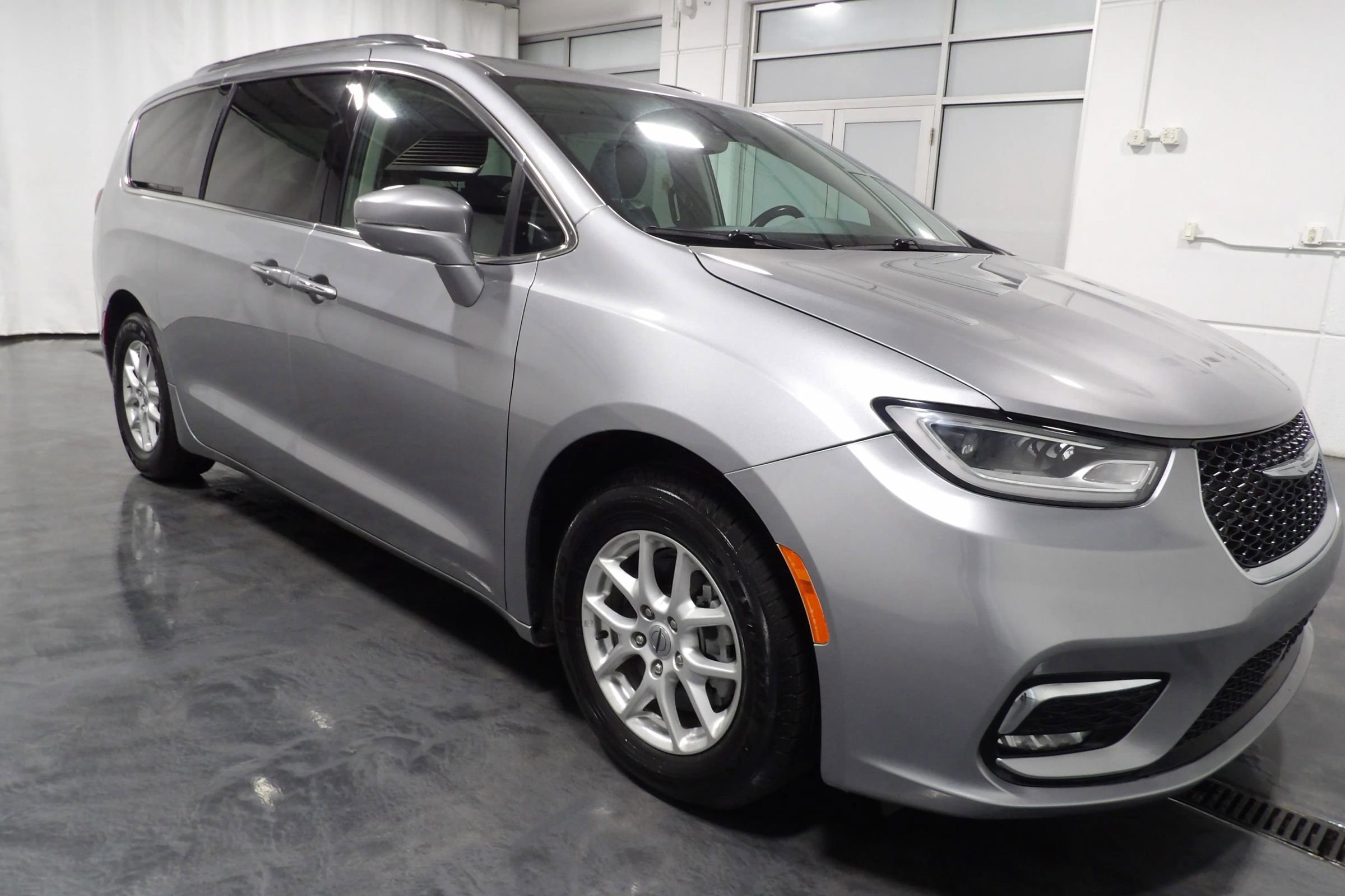 Used 2021 Chrysler Pacifica Touring-L image 2