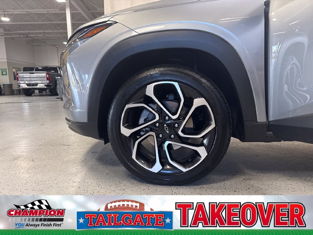 Used 2025 Chevrolet Trax RS w/ Sunroof Package FWD image 34