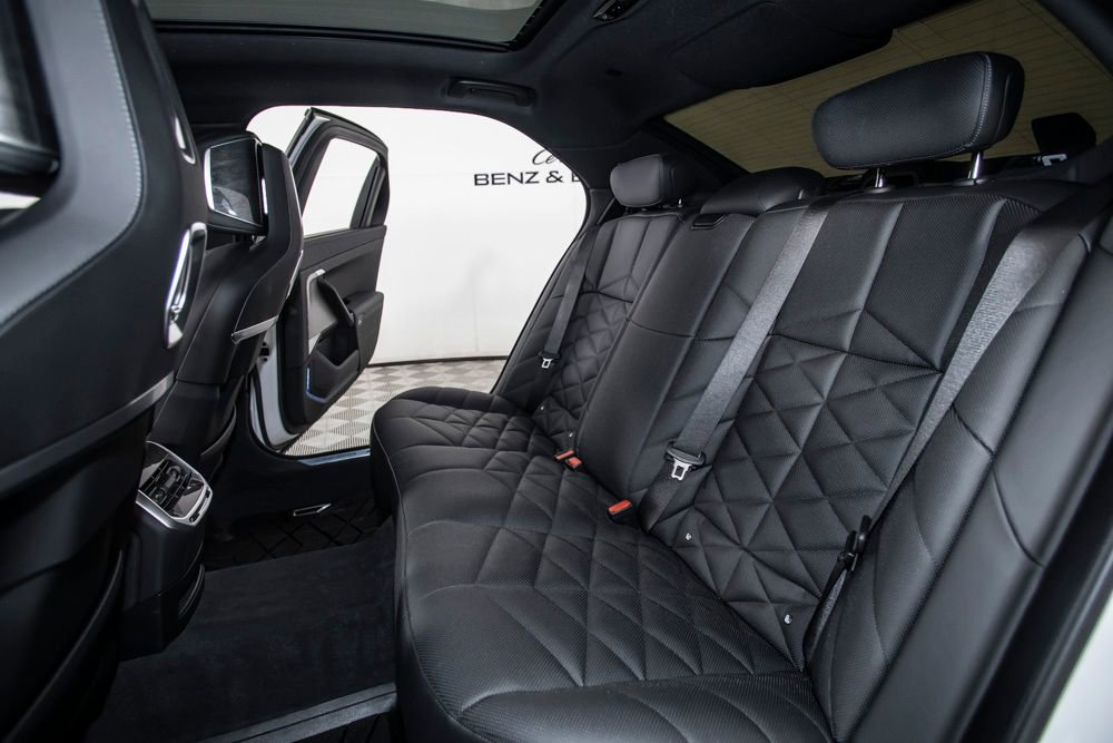 Used 2025 BMW 740i w/ Premium Package RWD image 40