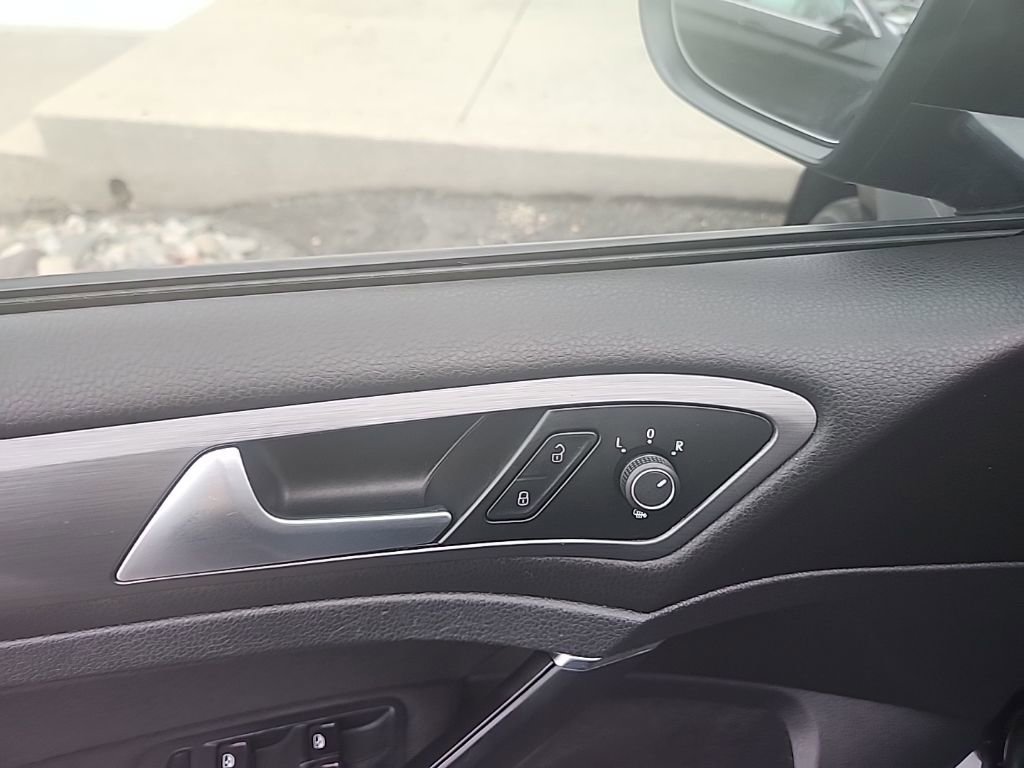 Used 2018 Volkswagen Golf SE image 12
