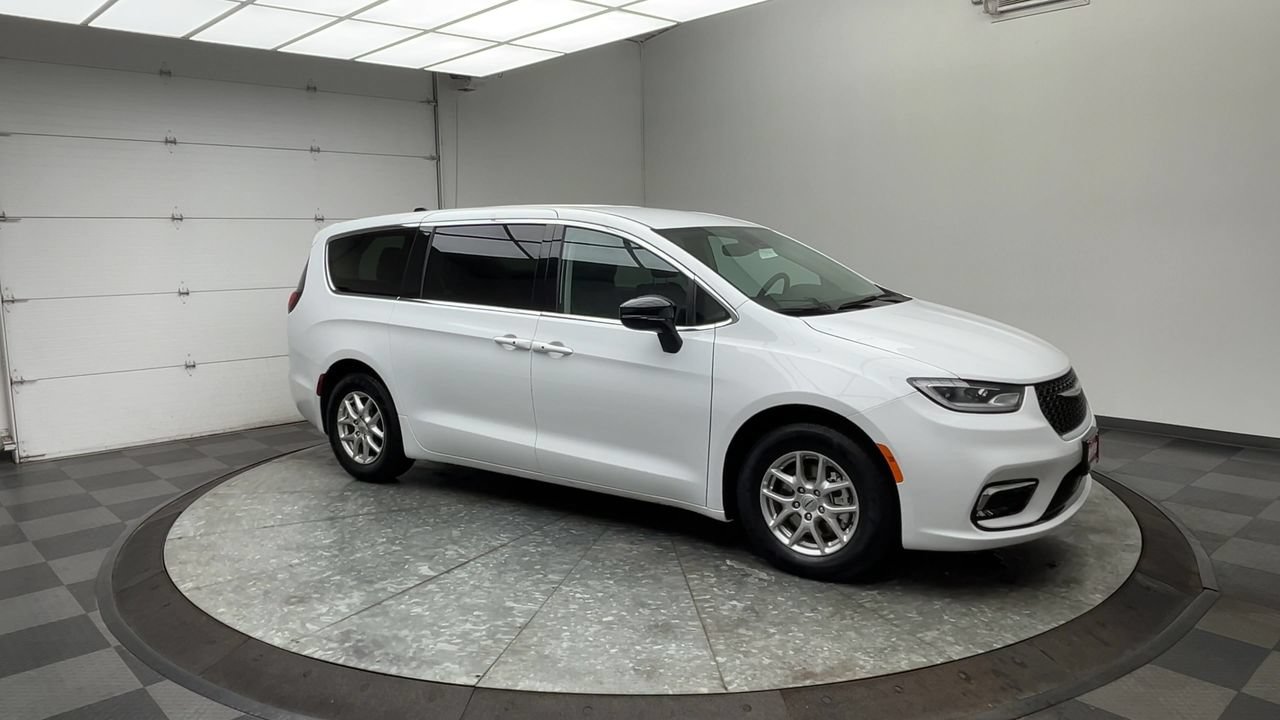 Used 2024 Chrysler Pacifica Touring-L FWD image 39