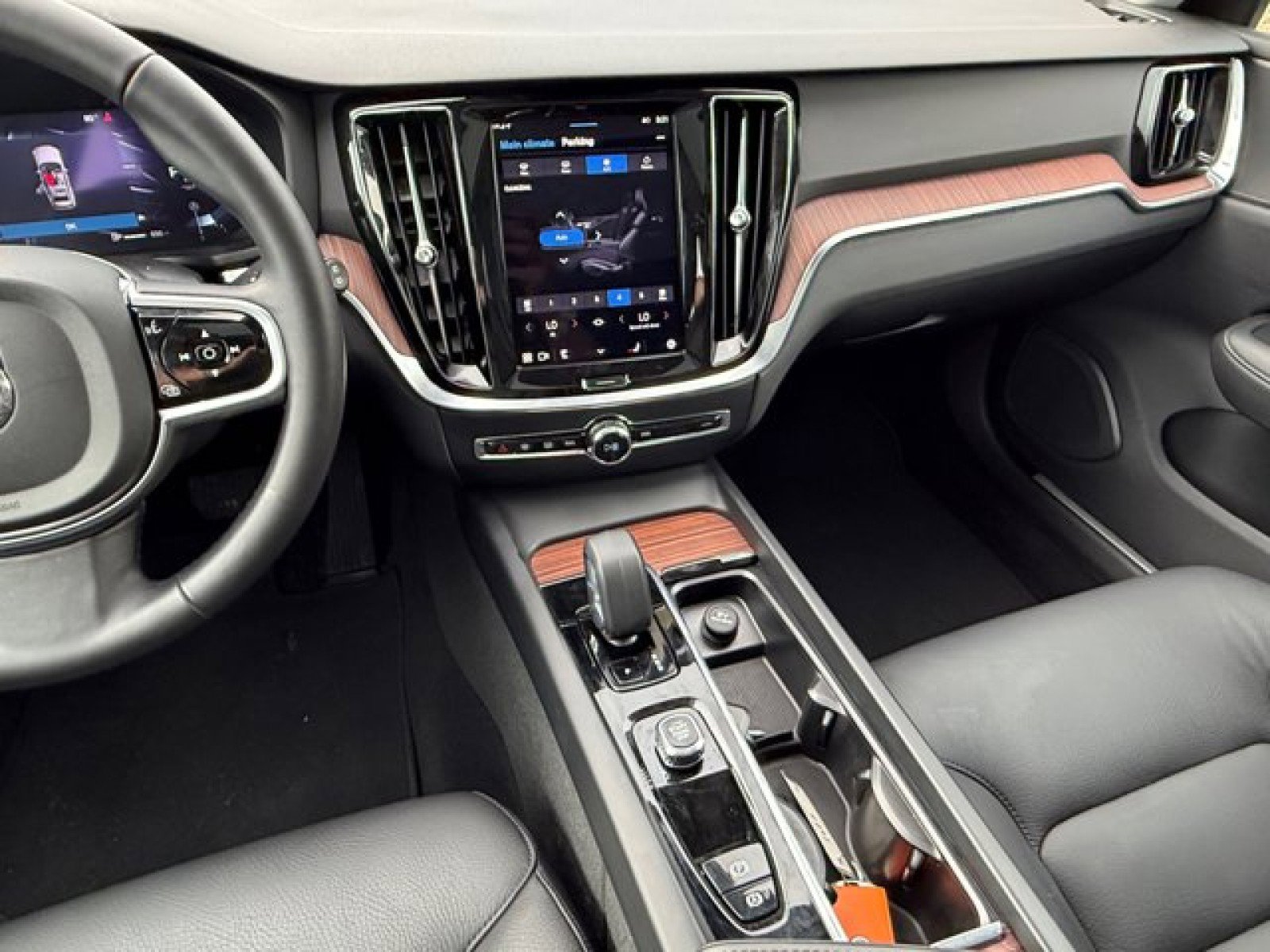 Used 2025 Volvo V60 B5 Cross Country Plus AWD/4WD image 14