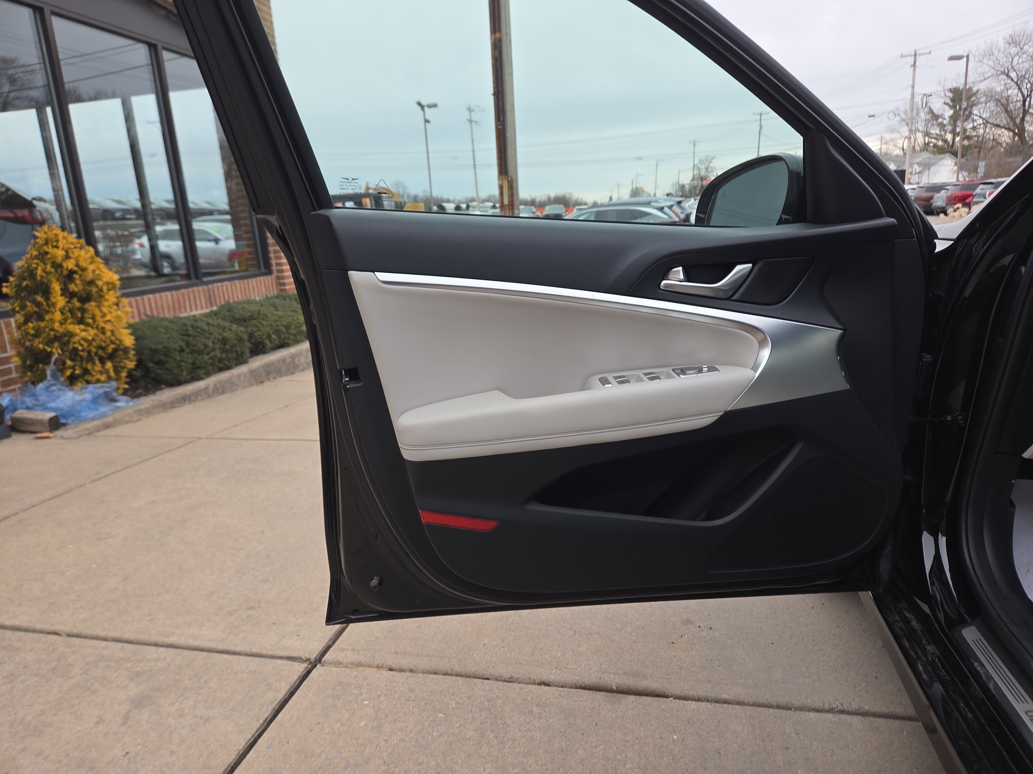 Used 2025 Genesis G70 2.5T image 15