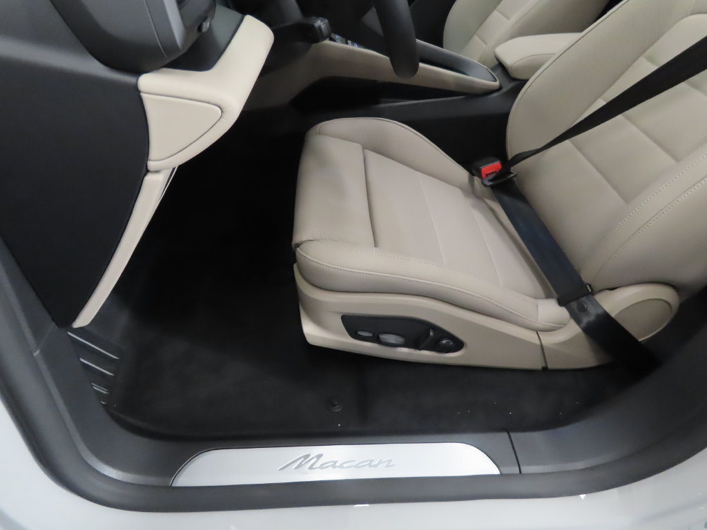 New 2026 Porsche Macan Electric RWD image 40