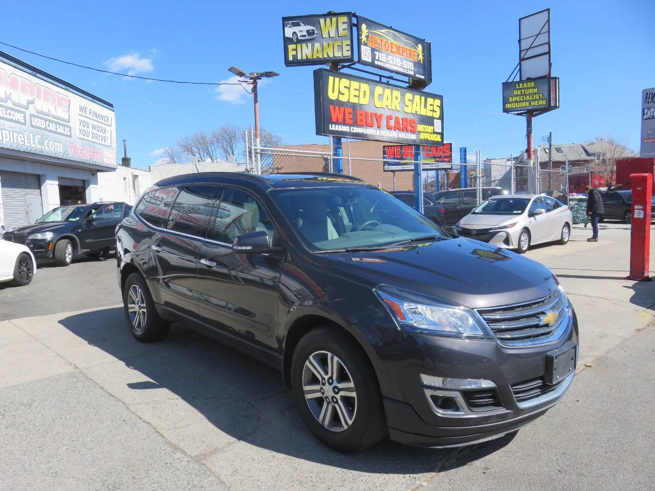 Used 2017 Chevrolet Traverse LT image 3