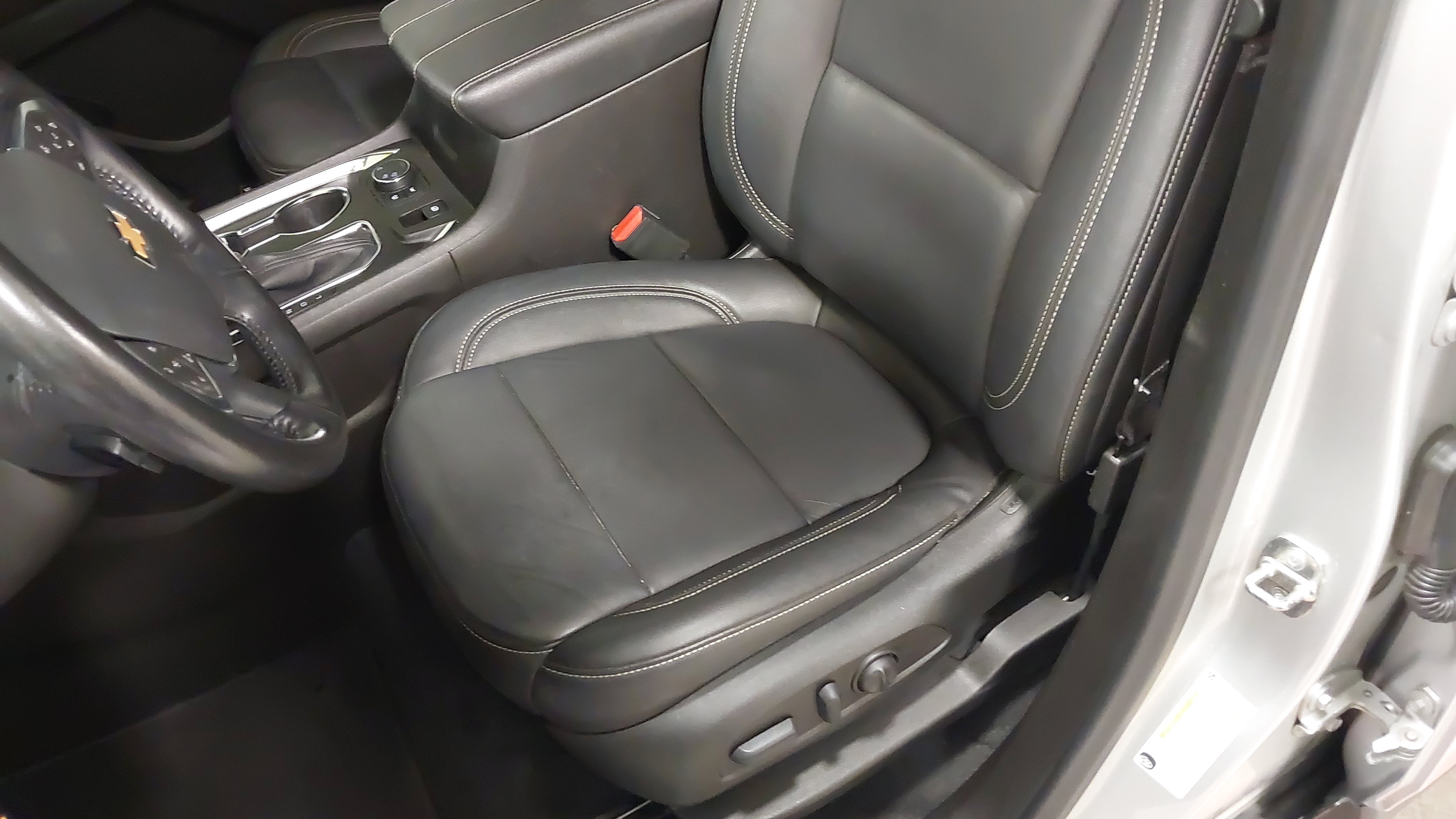 Certified 2022 Chevrolet Traverse LT w/ LPO, Cargo Package AWD/4WD image 22