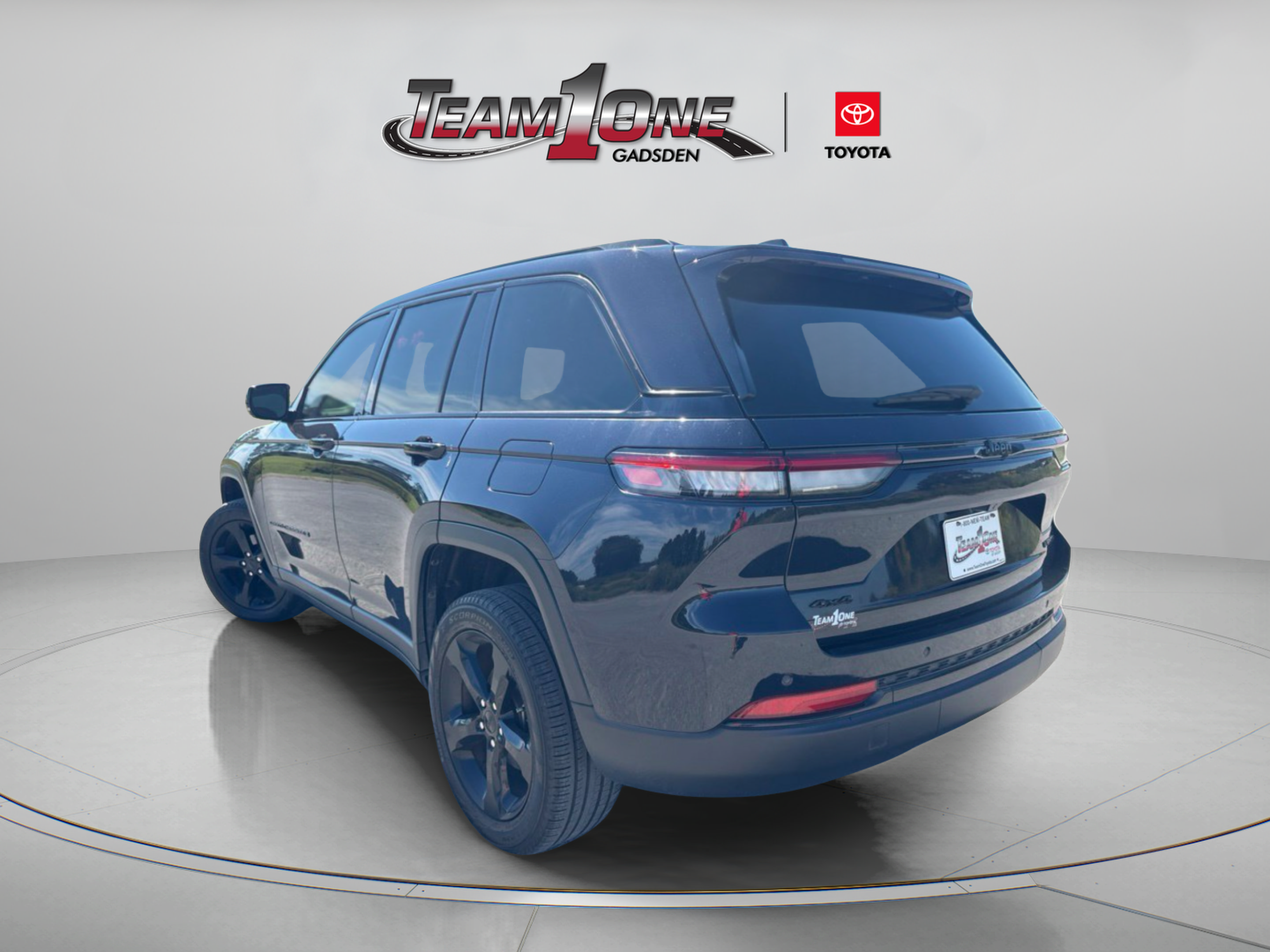 Used 2024 Jeep Grand Cherokee Limited w/ Black Appearance Package AWD/4WD image 5