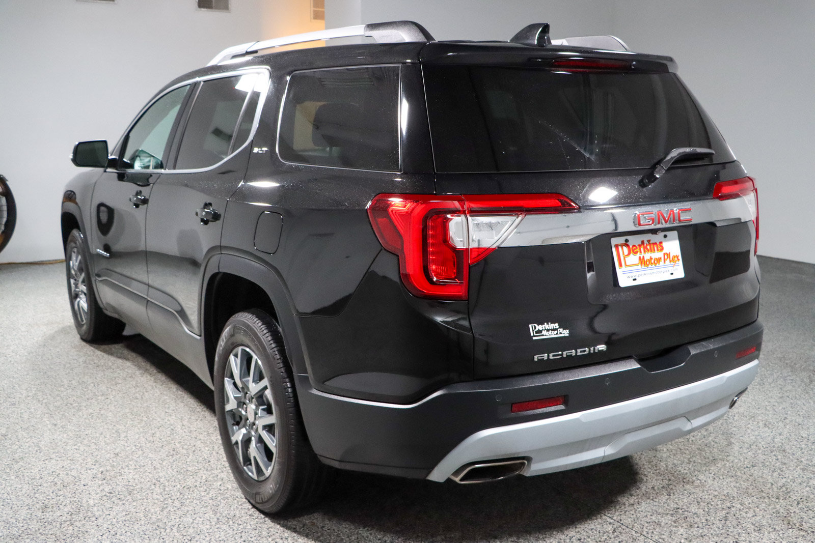 Used 2022 GMC Acadia SLT w/ Technology Package FWD image 9