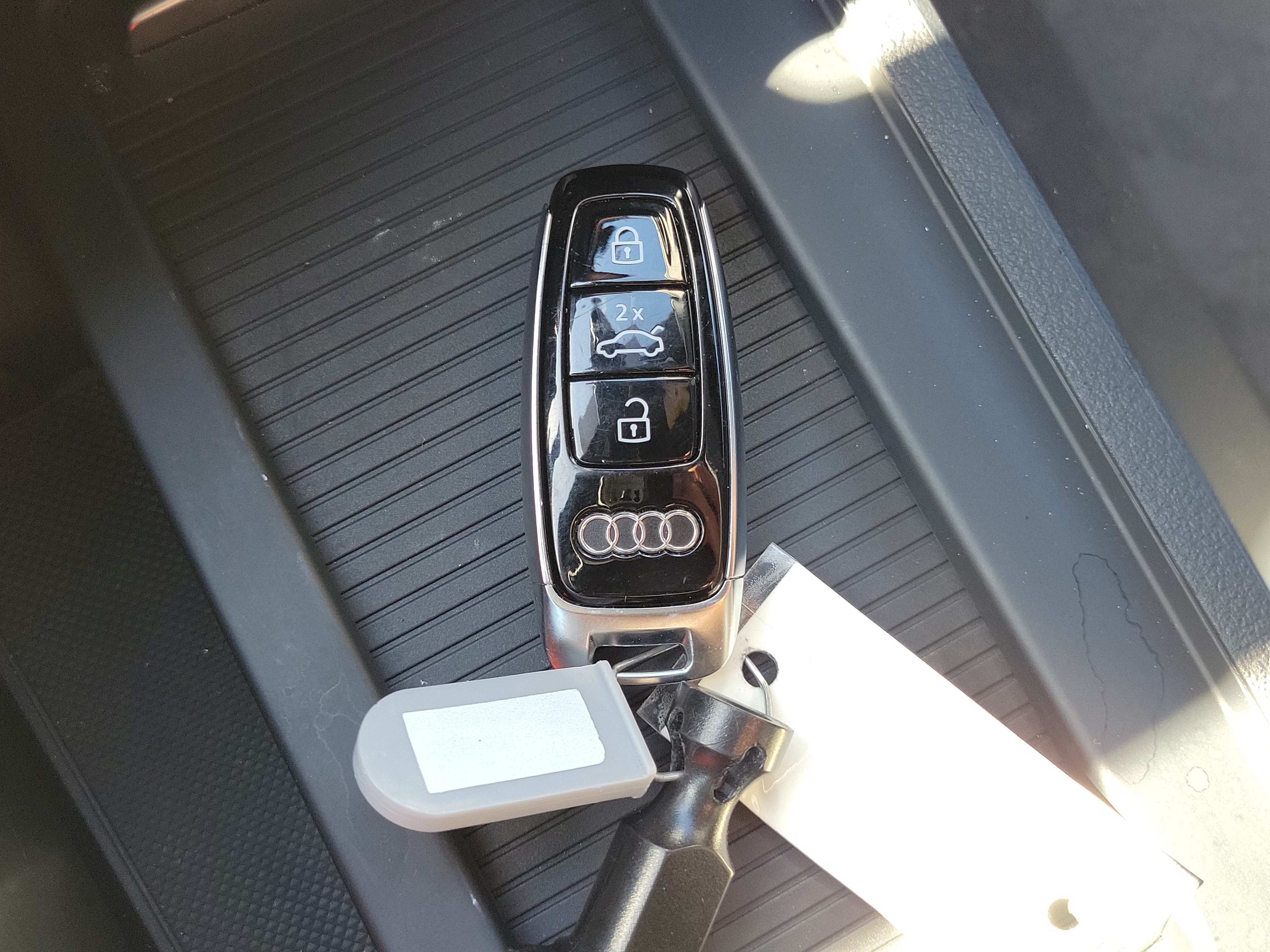 Used 2022 Audi e-tron Premium w/ Convenience Plus Package AWD/4WD image 29