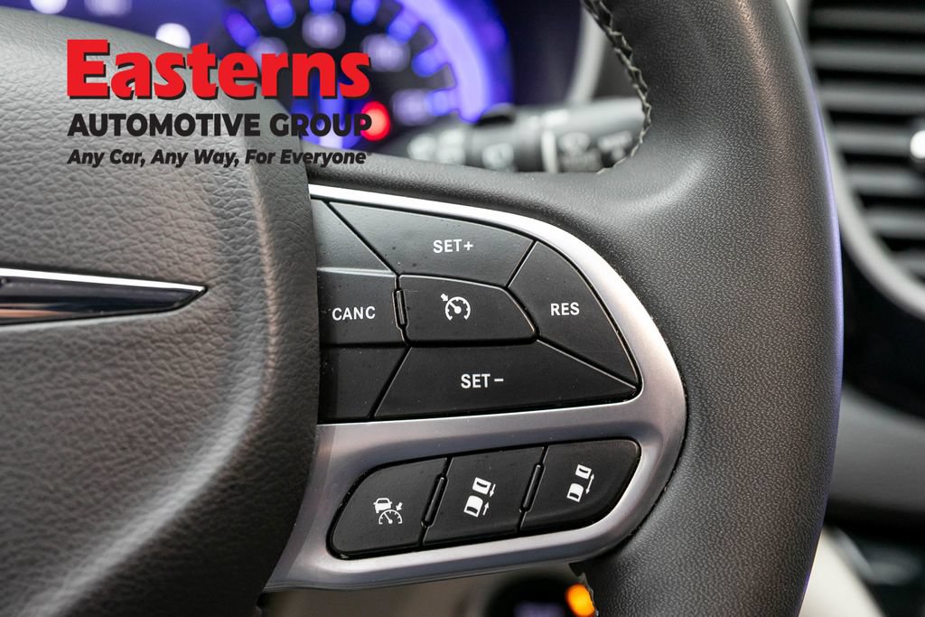 Used 2023 Chrysler Pacifica Touring-L FWD image 16