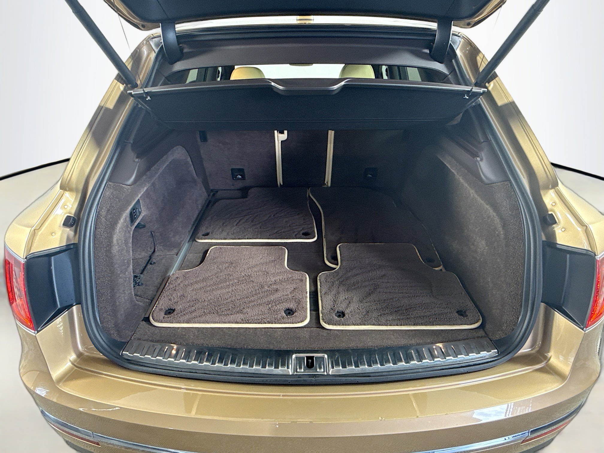 Used 2019 Bentley Bentayga image 35