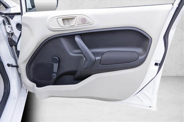 Used 2013 Ford Fiesta S image 27
