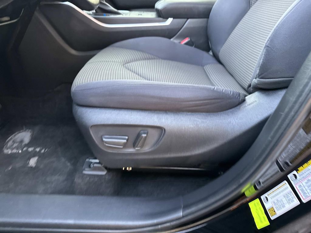Used 2023 Toyota Highlander LE image 18