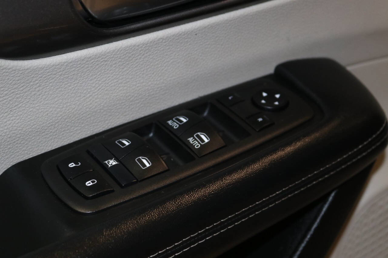 Used 2023 Chrysler Pacifica Touring-L image 94