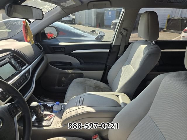 Used 2019 Toyota Highlander LE FWD image 3