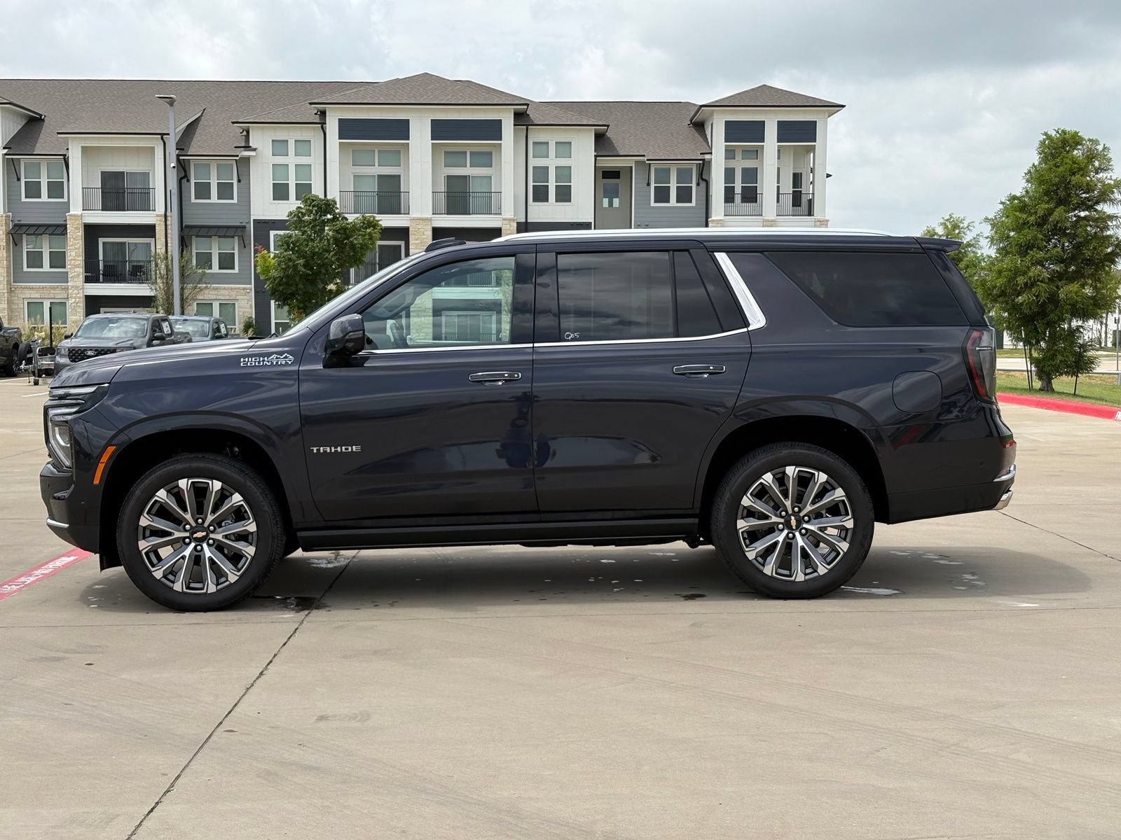 Used 2026 Chevrolet Tahoe High Country AWD/4WD image 4