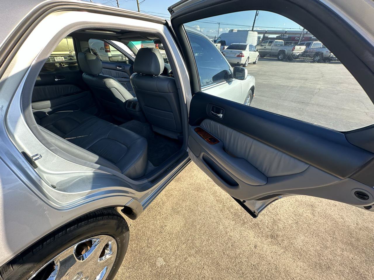 Used 1999 Lexus LS 400 w/ Premium Pkg RWD image 40