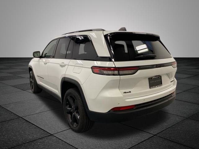 Used 2023 Jeep Grand Cherokee Limited w/ Black Appearance Package AWD/4WD image 4