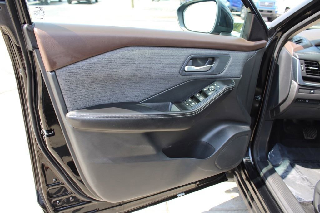 Used 2023 Nissan Rogue SV image 17