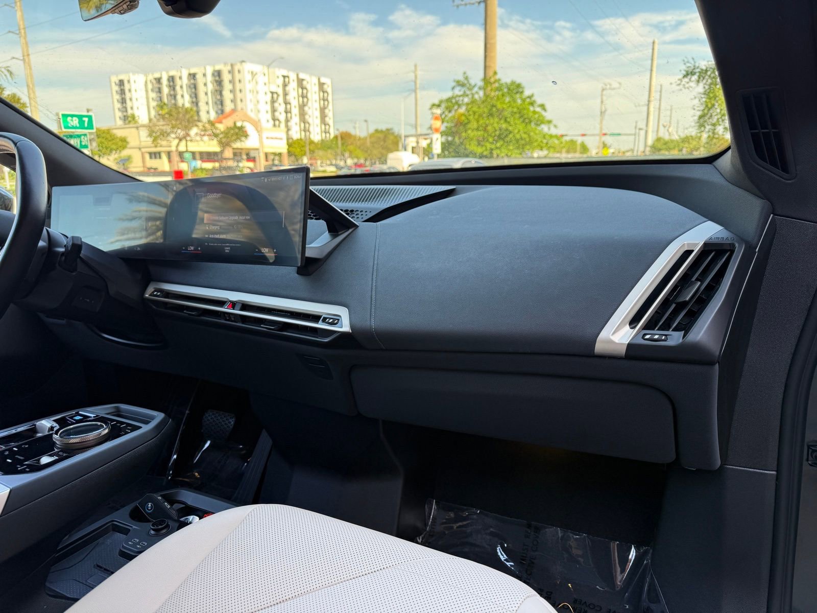 Used 2023 BMW iX xDrive50 w/ Sport Package image 19