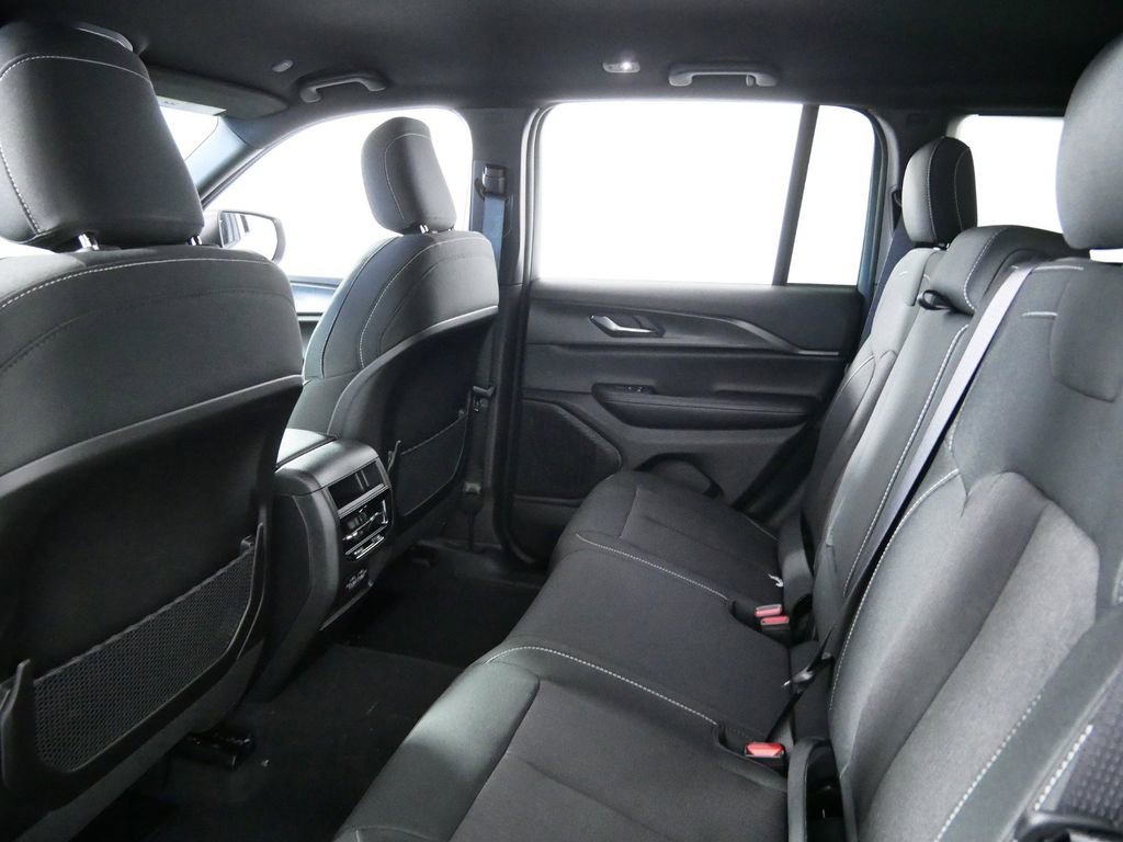 Certified 2024 Jeep Grand Cherokee Laredo w/ Luxury Tech Group I image 31