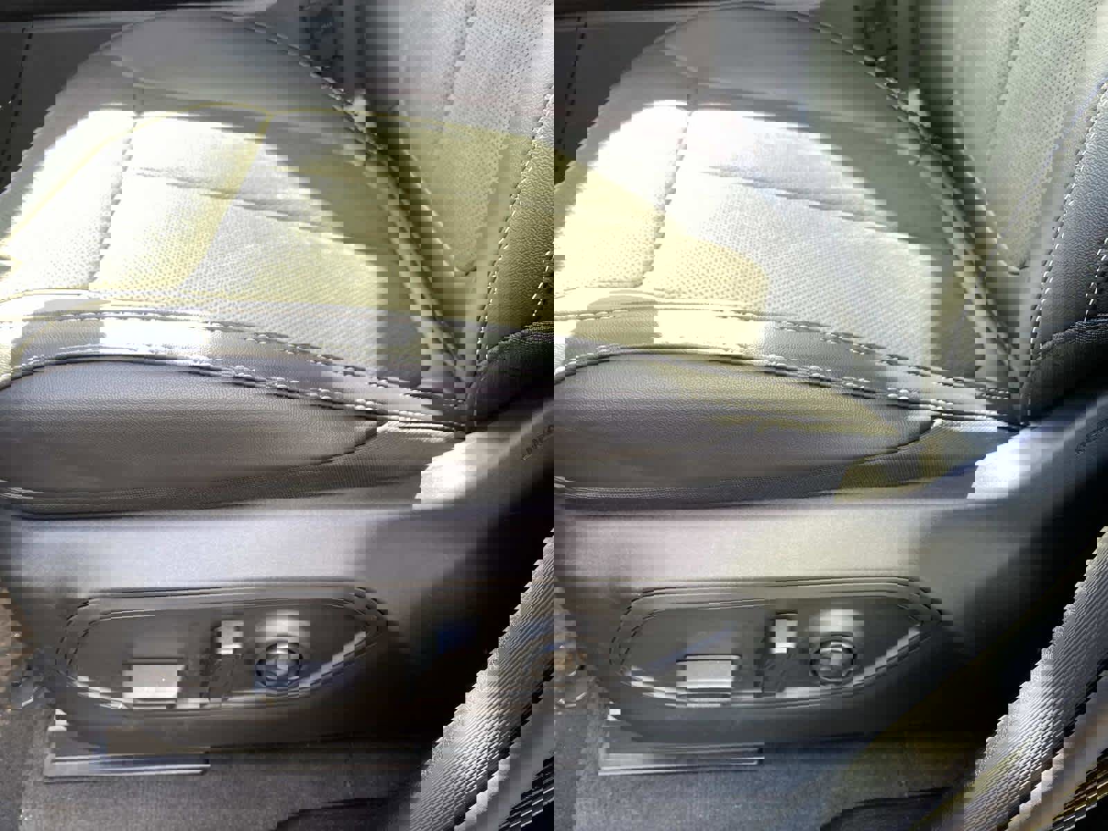 New 2026 Jeep Grand Cherokee Altitude image 9