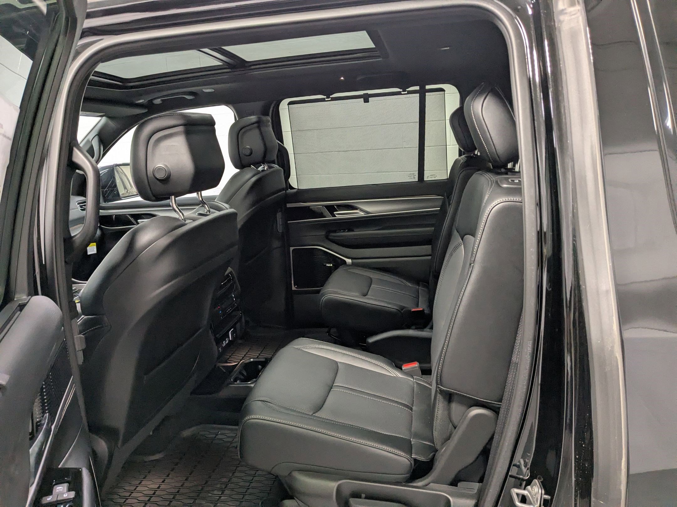 New 2025 Jeep Wagoneer Series III w/ Premium Group I image 16