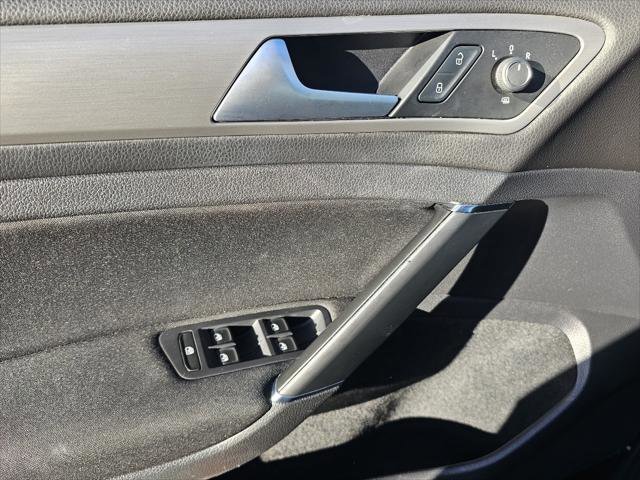Used 2016 Volkswagen Golf S image 10