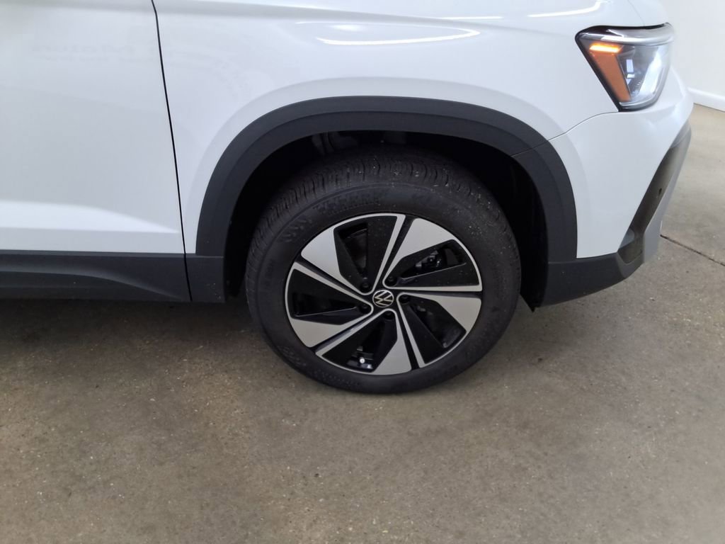 Certified 2025 Volkswagen Taos SE image 24