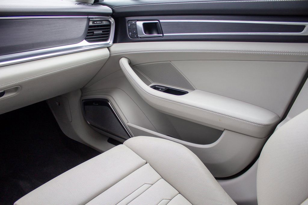 Used 2023 Porsche Panamera GTS w/ Premium Package image 20