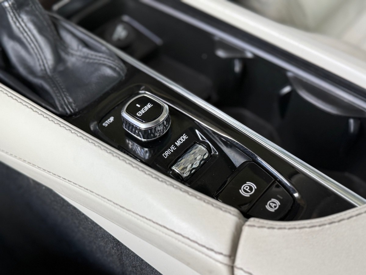 Used 2017 Volvo XC90 T6 Momentum w/ Vision Package AWD/4WD image 27