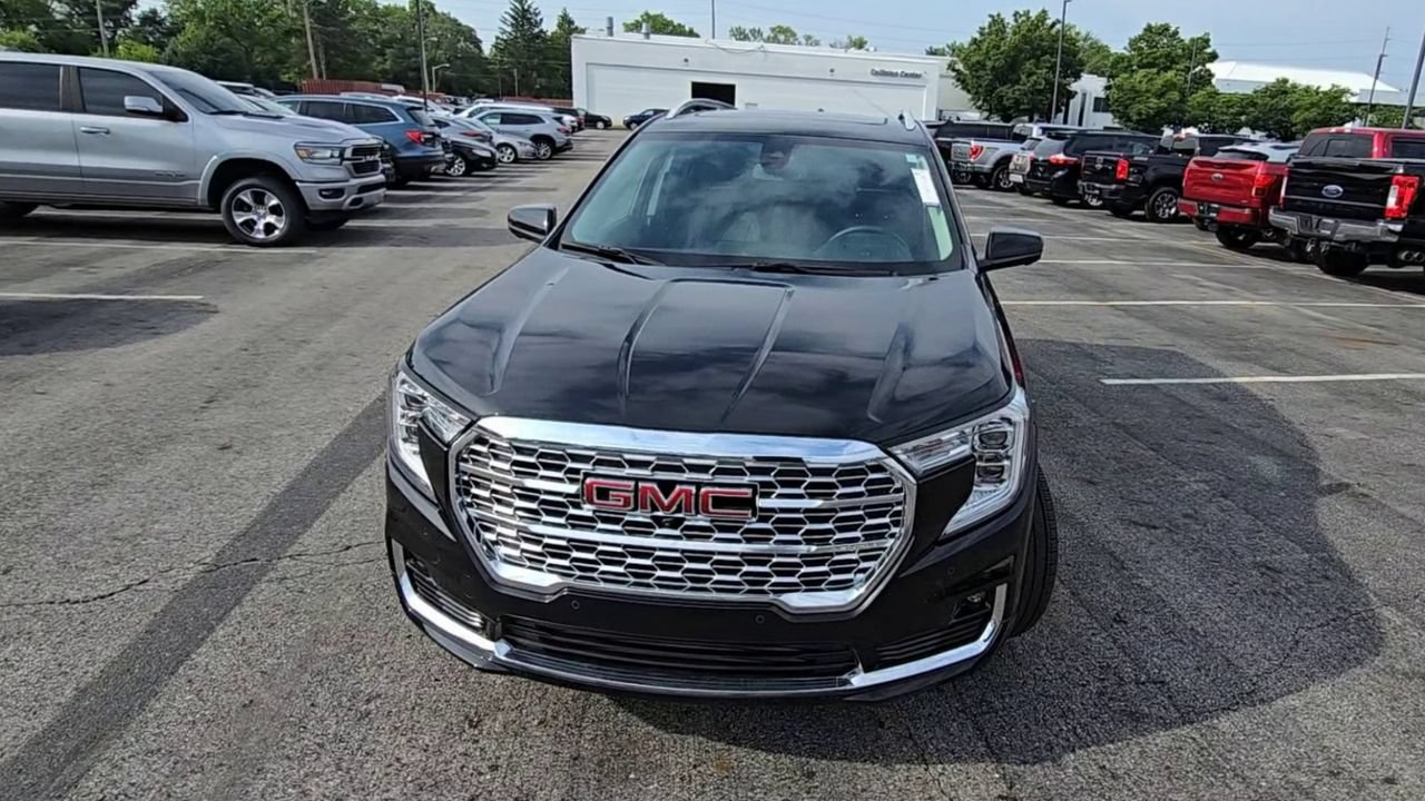Used 2023 GMC Terrain Denali w/ Black Diamond Edition AWD/4WD image 3