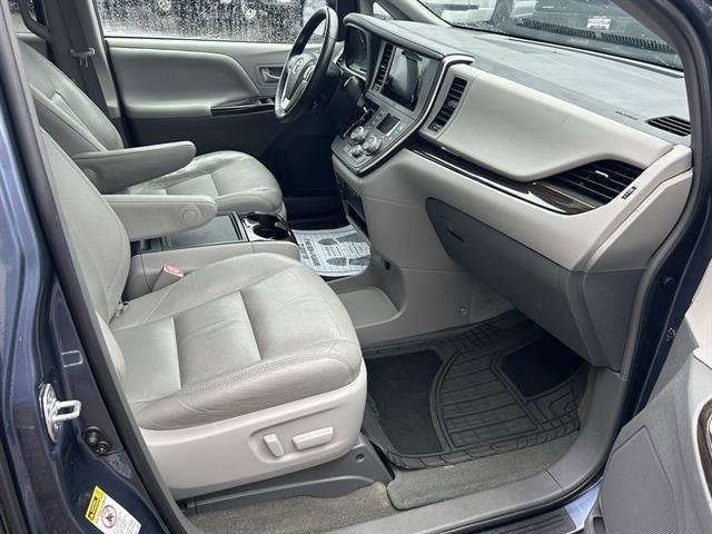Used 2017 Toyota Sienna XLE image 22