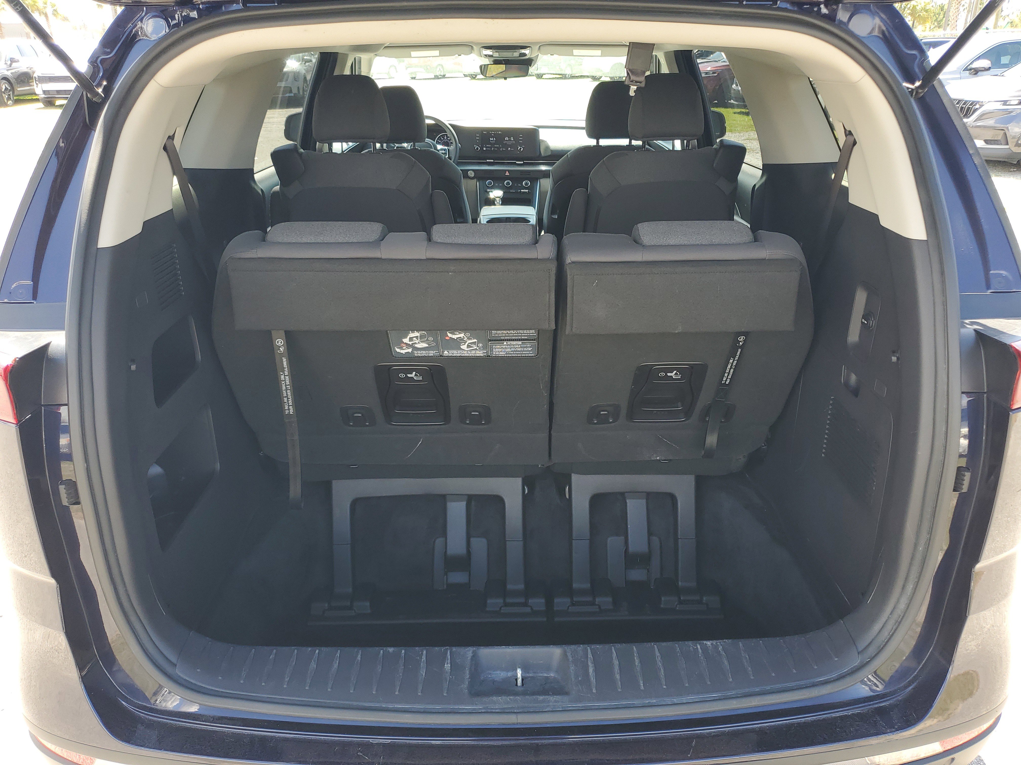 Used 2023 Kia Carnival LX image 8