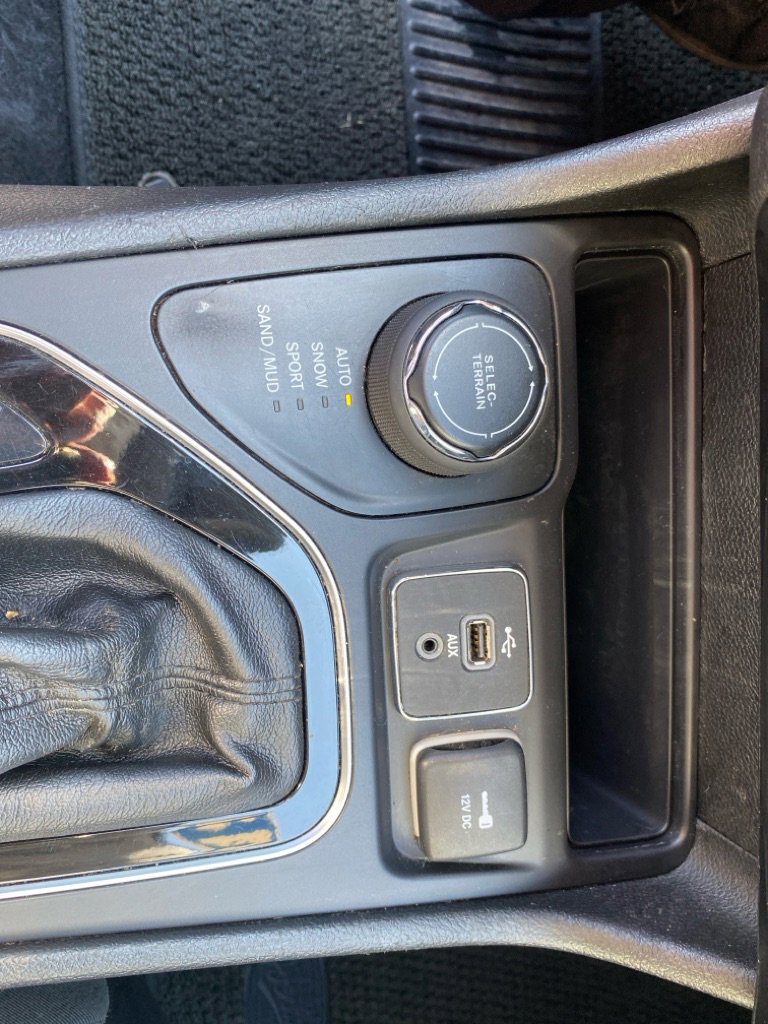 Used 2019 Jeep Cherokee Overland w/ Technology Group image 16