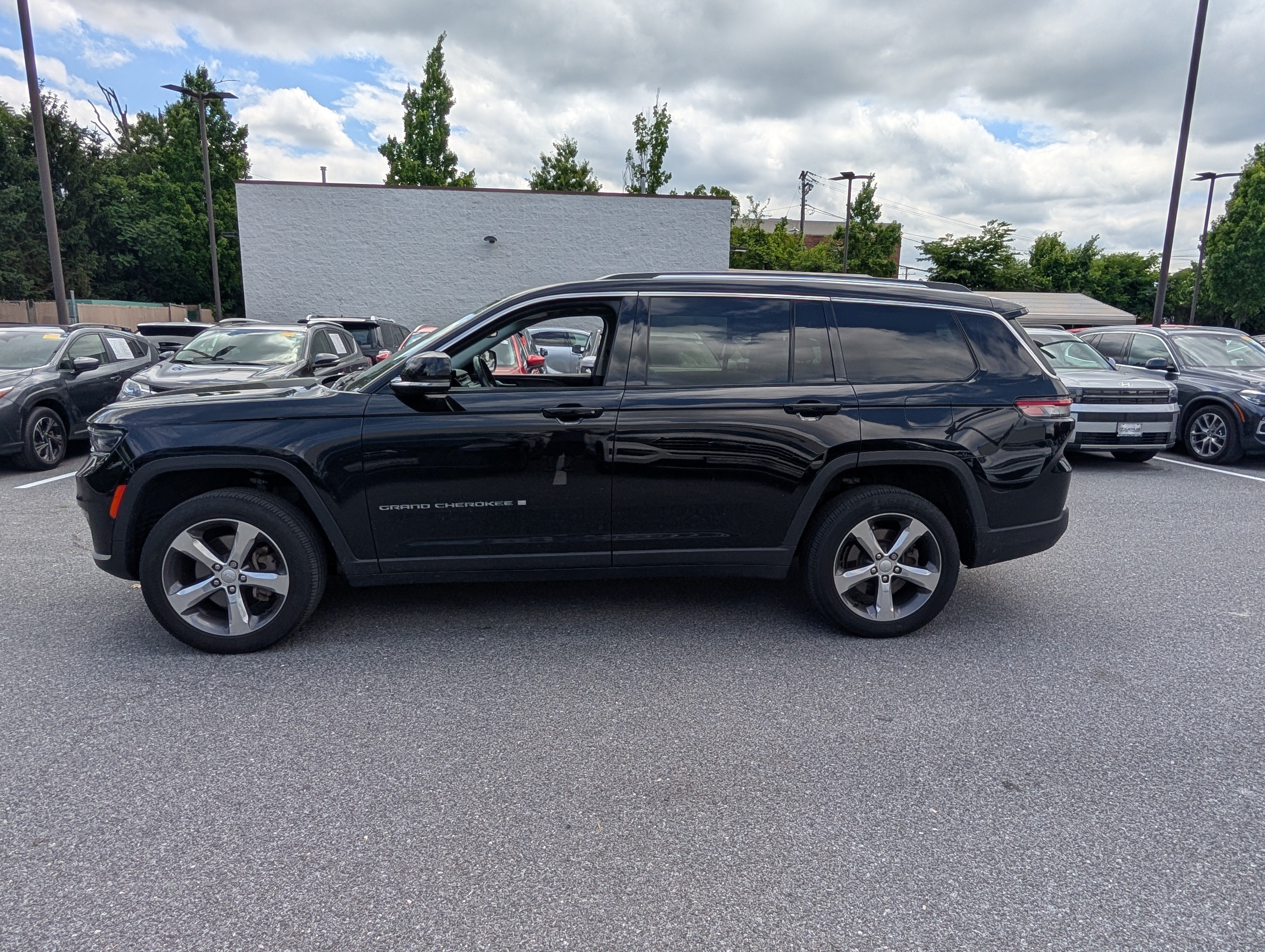 Used 2021 Jeep Grand Cherokee L Limited AWD/4WD image 2