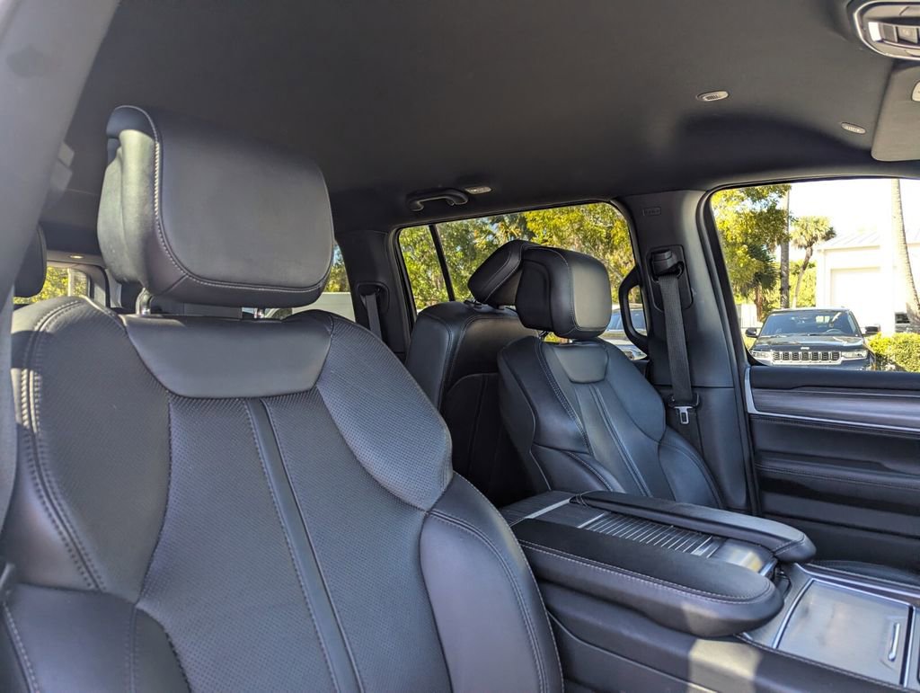 Used 2023 Jeep Wagoneer L Series II image 11