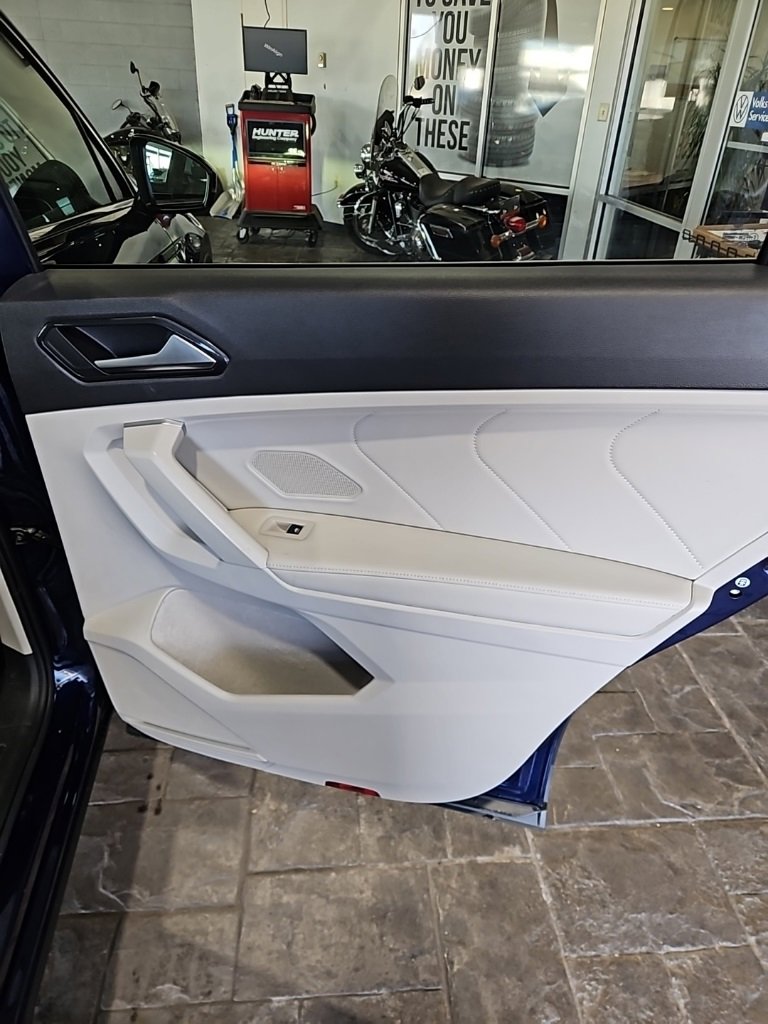 Certified 2024 Volkswagen Tiguan SE w/ Panoramic Sunroof Package image 15