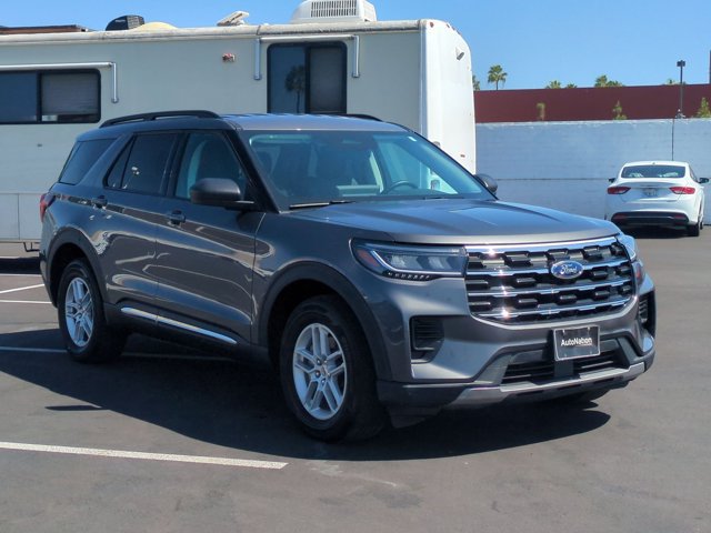 Used 2025 Ford Explorer Active AWD/4WD image 3