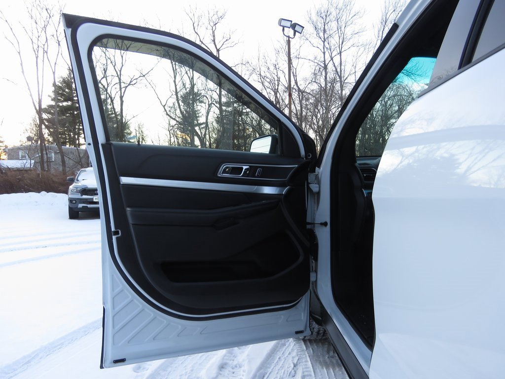 Used 2017 Ford Explorer XLT w/ Equipment Group 202A image 9