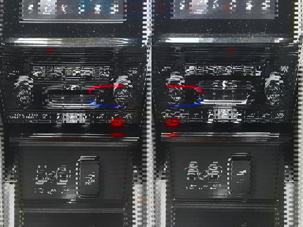 Used 2023 Jeep Grand Cherokee Altitude image 16