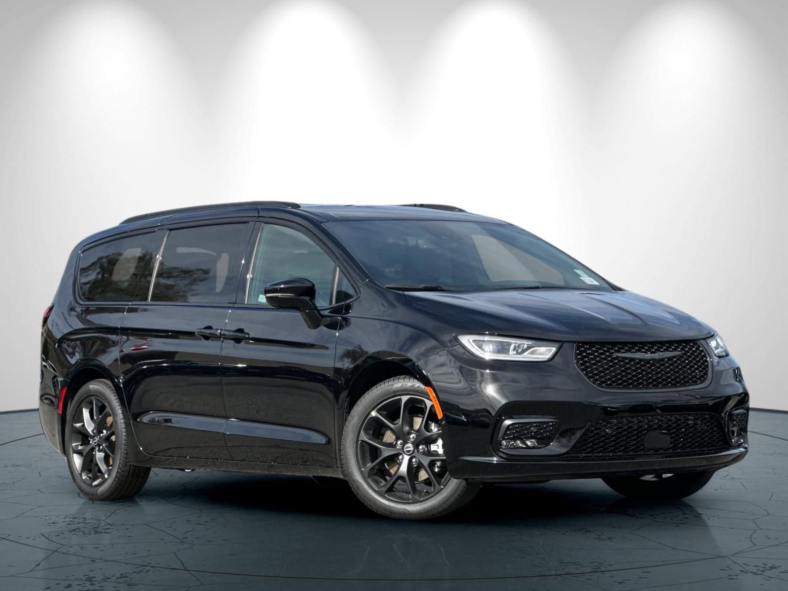 New 2026 Chrysler Pacifica Select image 2