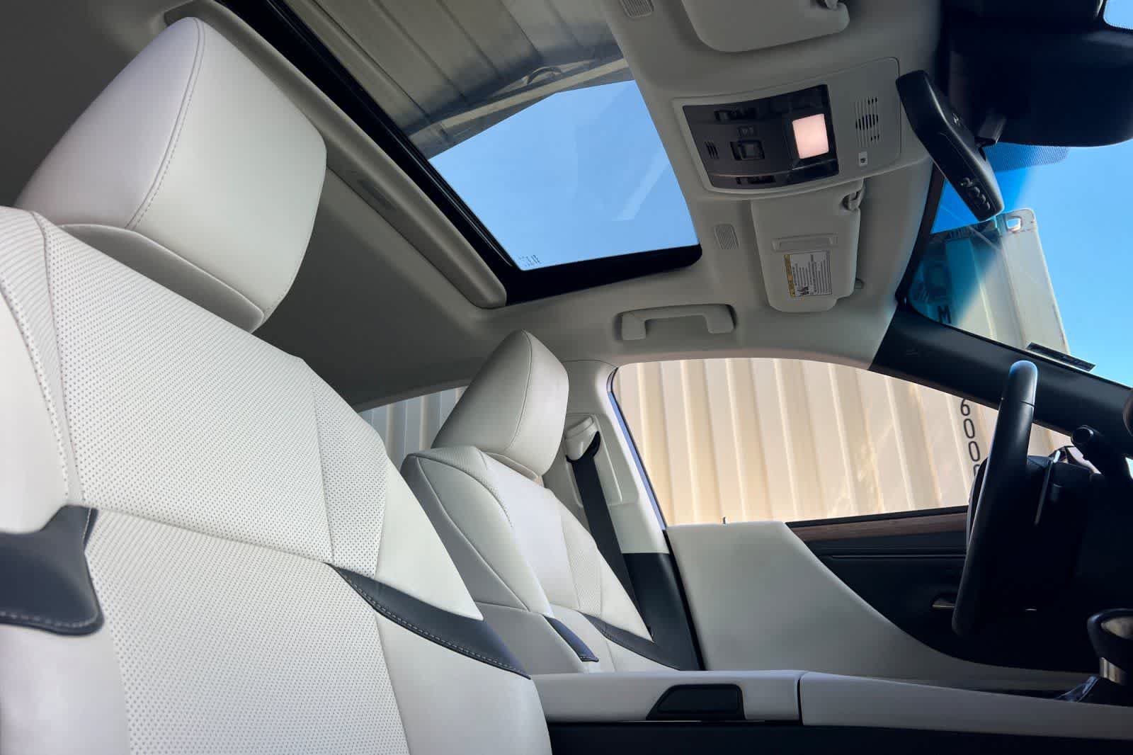 Used 2025 Lexus ES 300h w/ Premium Package FWD image 18