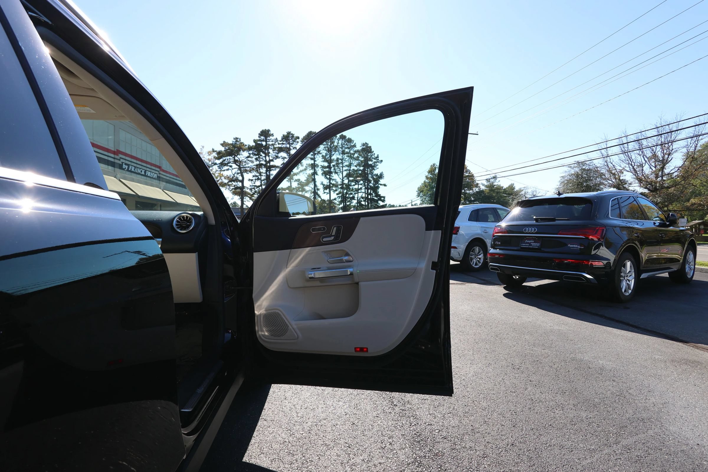 Used 2023 Mercedes-Benz GLB 250 4MATIC w/ Premium Package image 22