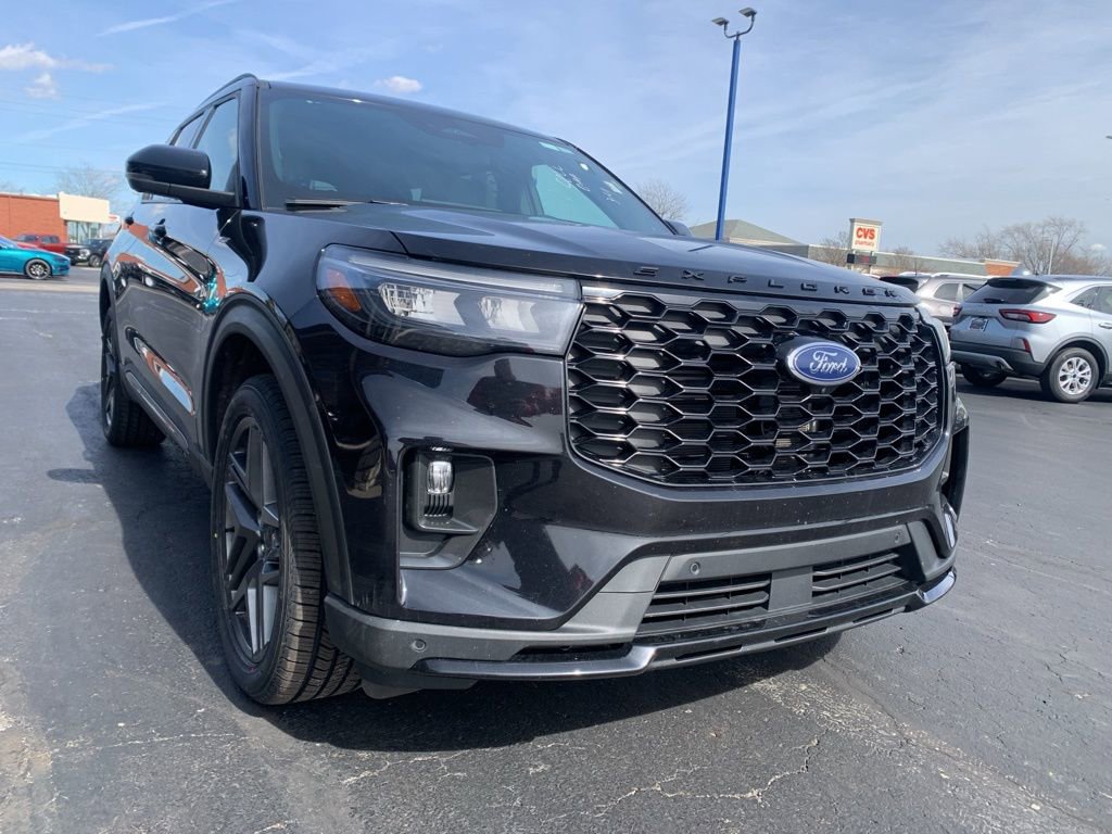 Used 2025 Ford Explorer ST-Line w/ ST-Line Street Pack image 1