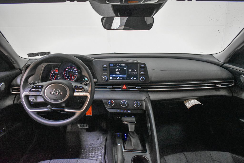 Used 2023 Hyundai Elantra SE w/ Preferred Accessory Package image 11