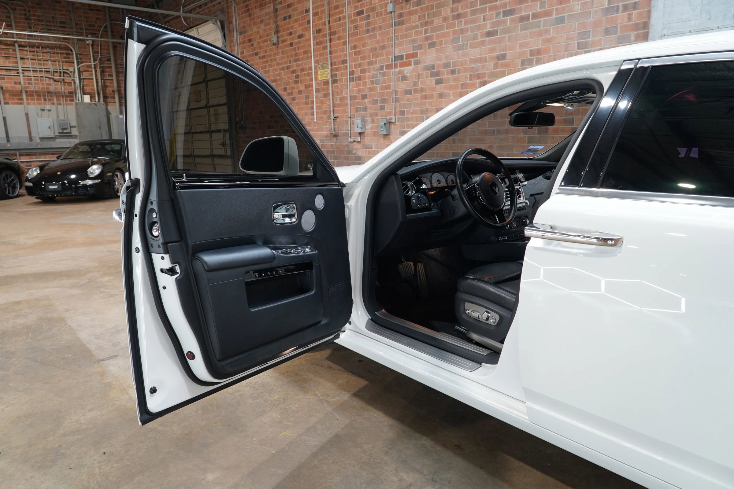 Used 2015 Rolls-Royce Ghost image 34